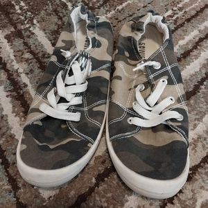 Sowift size 10 camouflage slip on sneaker